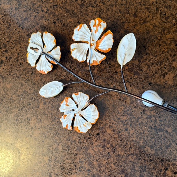 Vintage inspired pair of metal flower wall hooks - Picture 5 of 8